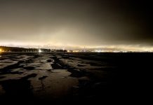 Luisteltaisko vaikka Virroille? Tampereen valot öiseltä Näsijärven jäältä, jossa on lumilaikkuja.