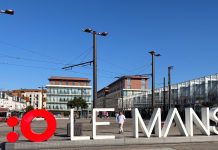 The Mansesta Le Mans’een maata pitkin Le Mans'in aseman edessä oleva kyltti