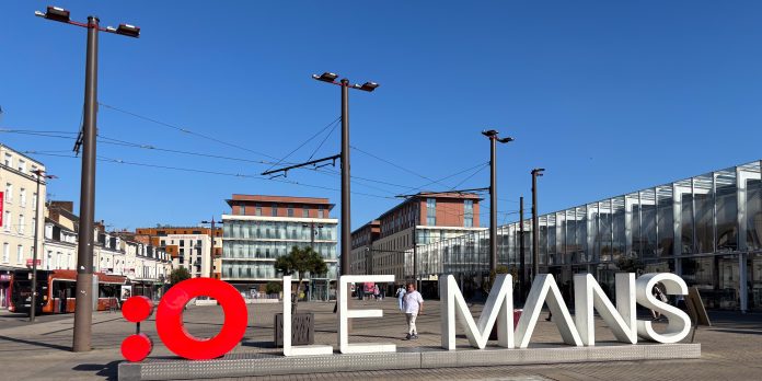 Le Mans'in aseman edessä oleva kyltti